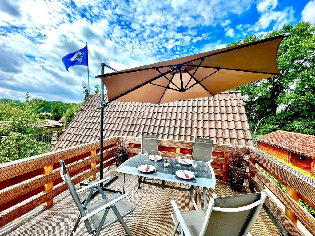Sitzecke auf dem Sonnenbalkon mit Blick über die Nachbardächer