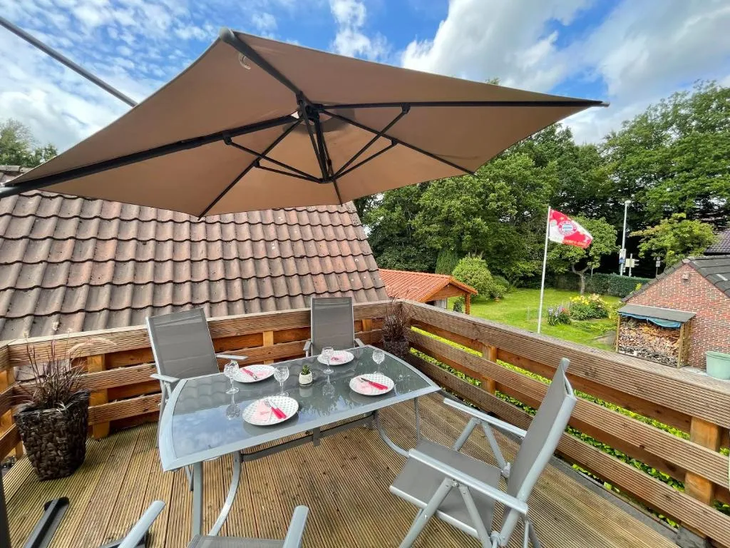 Sonnenbalkon mit Lounge-Möbeln und Sonnenschirm